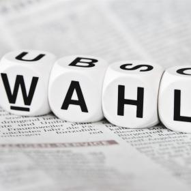 Buchstabenwürfel die zusammgelegt sind und das Wort Wahl ergeben