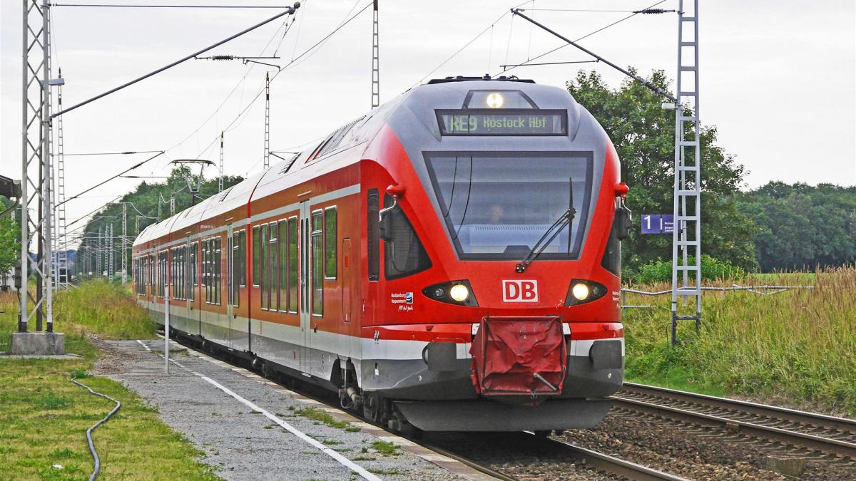 Roter Zug Auf Gleisen Mit Grünem Gras Neben Unter Hellem Himmel