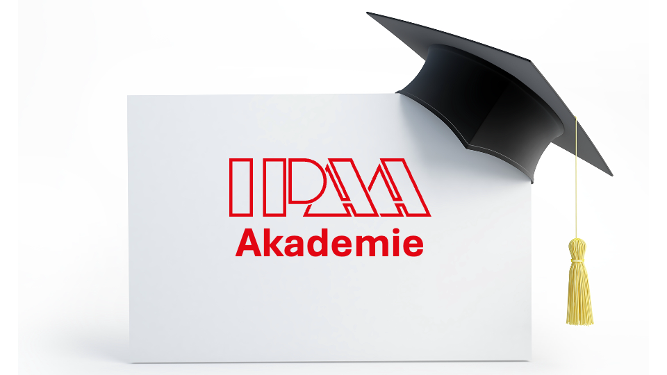 Ein Briefumschlag mit dem IPAA-Logo und dem Text Akademie. Auf dem rechten, oberen Rand des Briefumschlags hängt ein Diplomandenhut