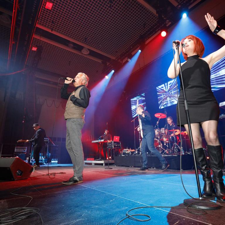 Abendveranstaltung der IPAA-Schulungstage 2023 eine Band spielt Musik und Menschen tanzen