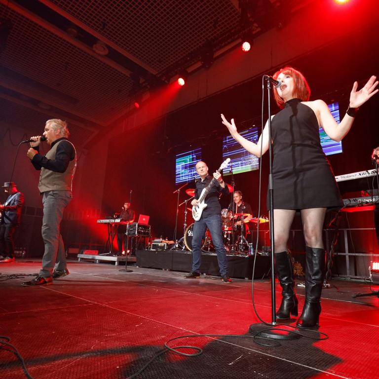 Abendveranstaltung der IPAA-Schulungstage 2023 eine Band spielt Musik und Menschen tanzen