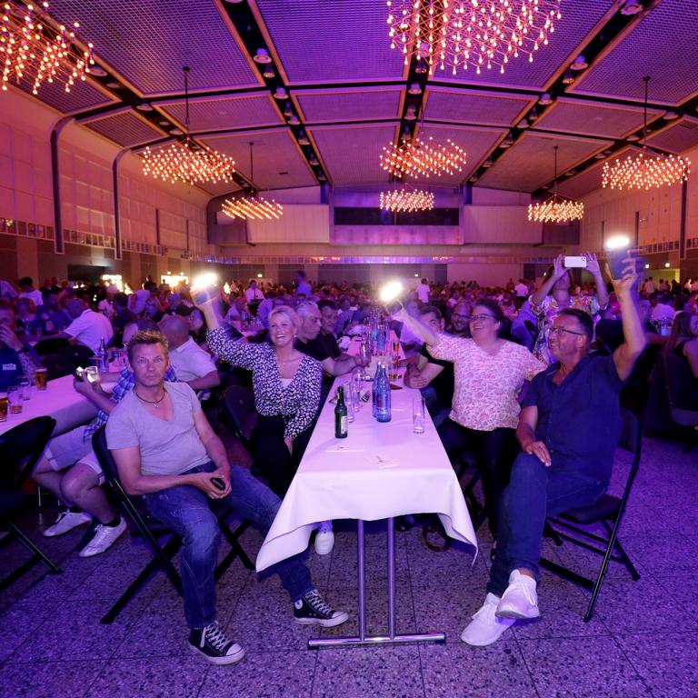 Abendveranstaltung der IPAA-Schulungstage 2023 eine Band spielt Musik und Menschen tanzen