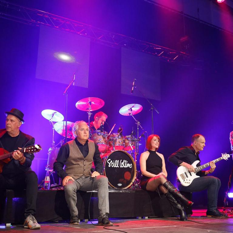 Abendveranstaltung der IPAA-Schulungstage 2023 eine Band spielt Musik und Menschen tanzen