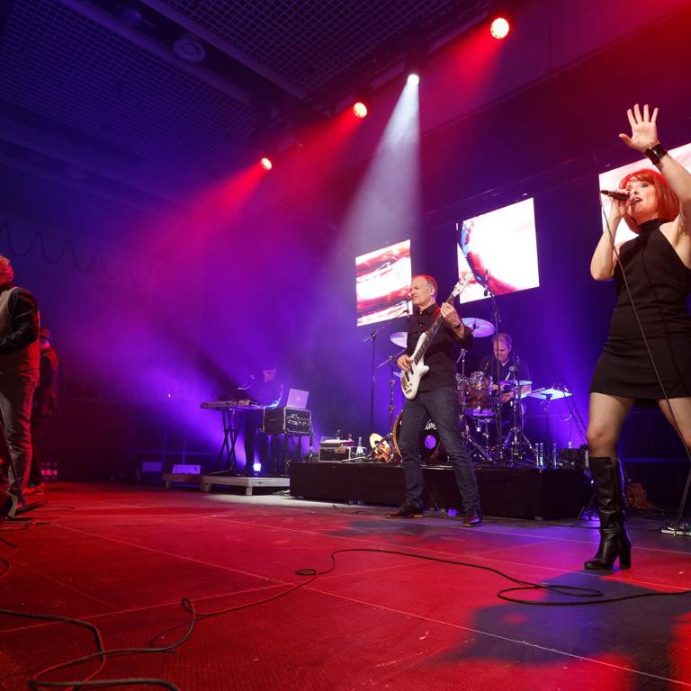 Abendveranstaltung der IPAA-Schulungstage 2023 eine Band spielt Musik und Menschen tanzen