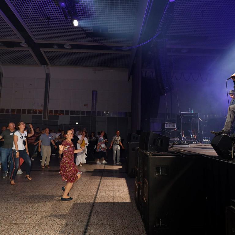Abendveranstaltung der IPAA-Schulungstage 2023 eine Band spielt Musik und Menschen tanzen