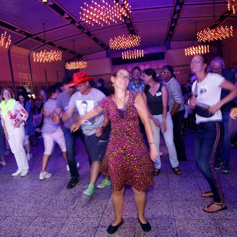 Abendveranstaltung der IPAA-Schulungstage 2023 eine Band spielt Musik und Menschen tanzen