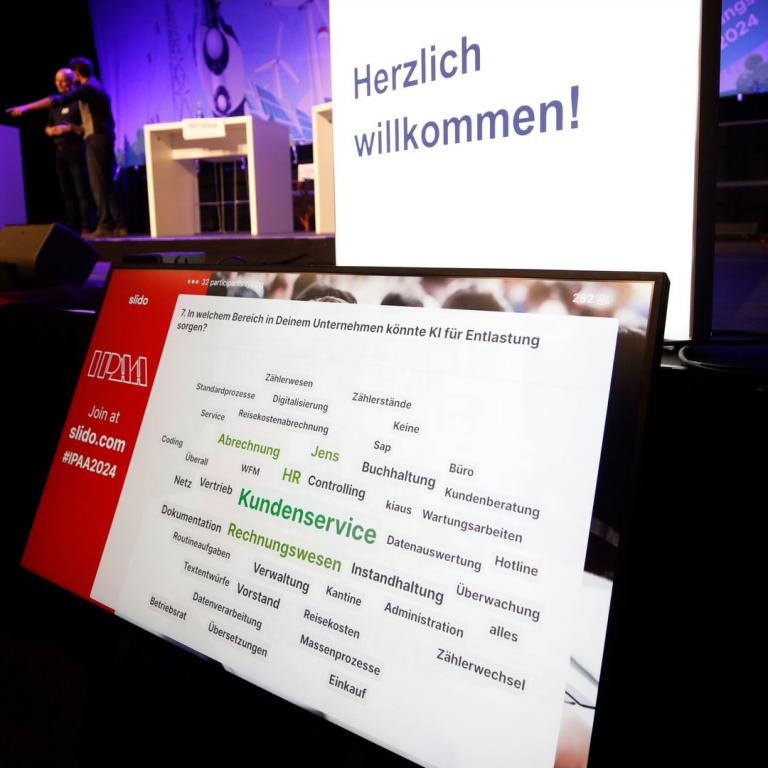 Ein Monitor aus dem Backstage Bereich der IPAA-Schulungstage 2024