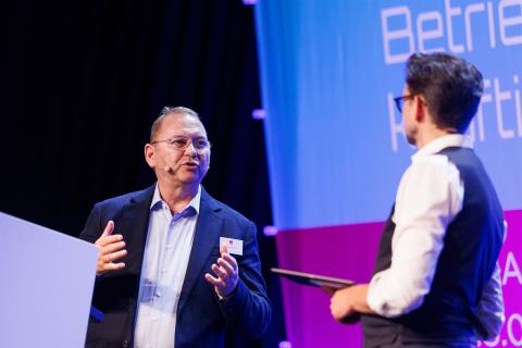 Frank Werneke auf der Bühne der IPAA-Schulungstage 2026