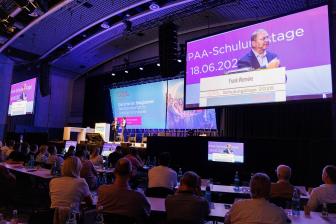 Frank Werneke auf der Bühne der IPAA-Schulungstage 2026