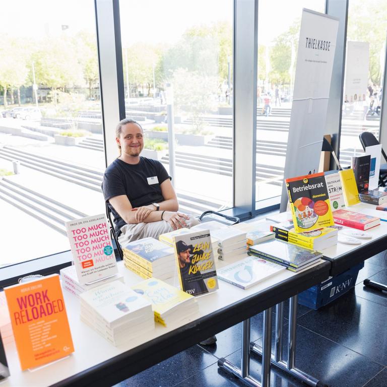 Mitarbeiter der Bücherei Litfaß an seinem Messestand auf unseren IPAA-Schulungstagen 2026