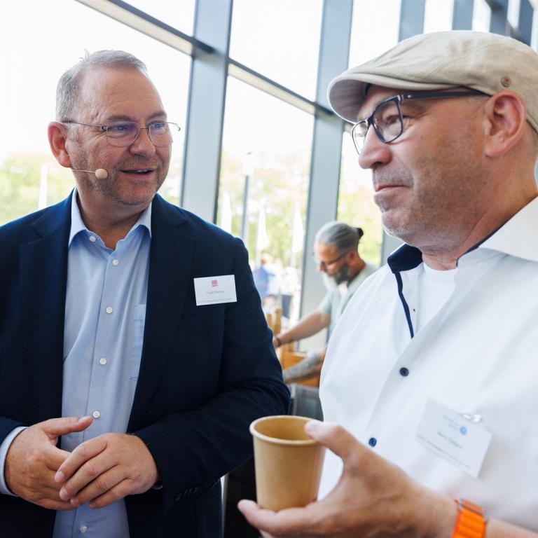Teilnehmende der IPAA-Schulungstage im Gespräch