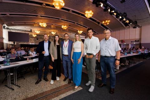 Die Teilnehmenden der Podiumsdiskussion und Frank Wegling, Geschäftsführer IPAA