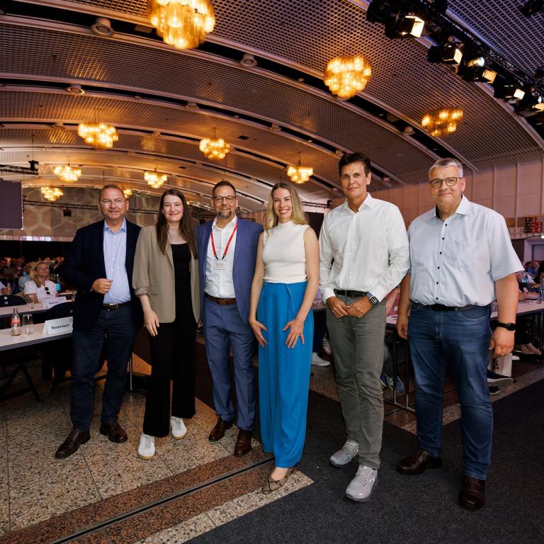 Die Teilnehmenden der Podiumsdiskussion und Frank Wegling, Geschäftsführer IPAA
