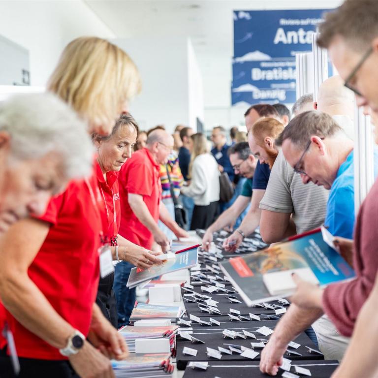 Teilnehmende unserer Schulungstage 2026 holen sich Ihr Teilnehmendenschild ab