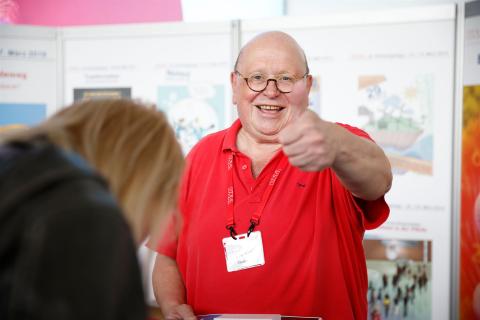 Betreuer Detlef Bülau hebt den Daumen