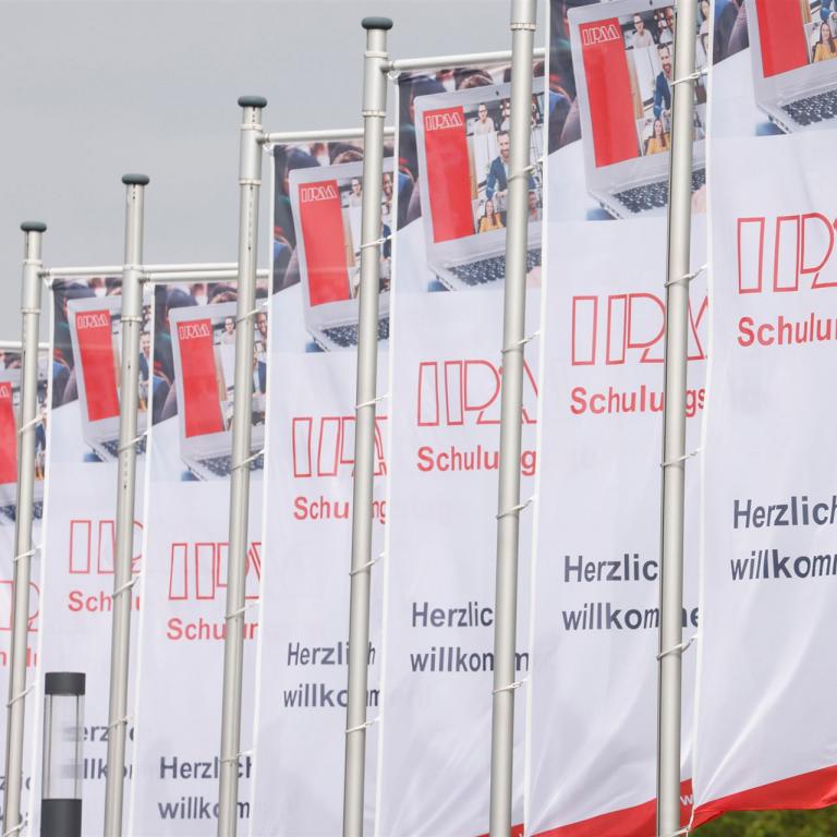 Die Fahnen der IPAA wehen im Wind